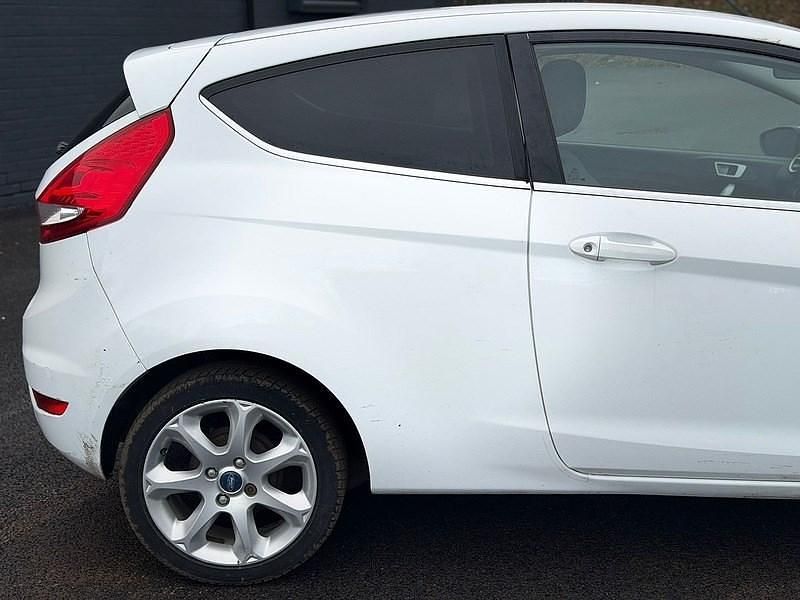 Used Ford Fiesta Zetec 82 HP (60 kW) 2011 White Hatchback