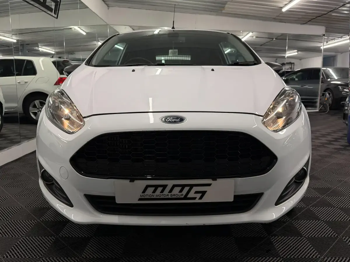 Used Ford Fiesta 75 HP (55 kW) 2016 White Hatchback