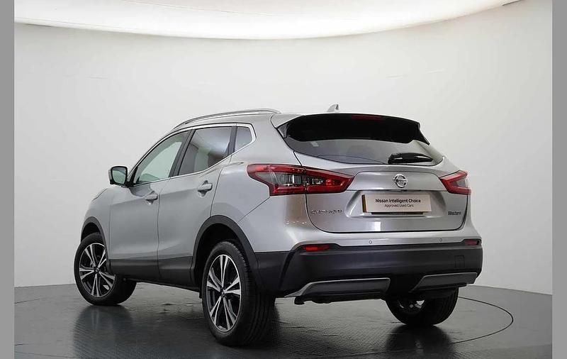 Used Nissan Qashqai N-Connecta 113 HP (83 kW) 2018 Silver SUV