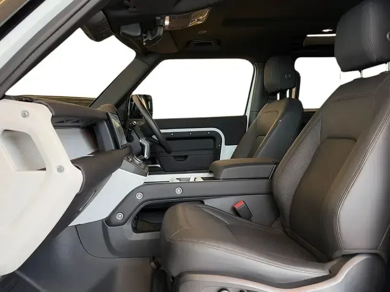 Usado Land Rover Defender SE Dynamic 250 HP (183 kW) 2024 Branco SUV