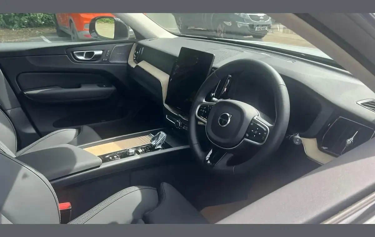 New Volvo XC60 Plus 247 HP (181 kW) 2026 White SUV