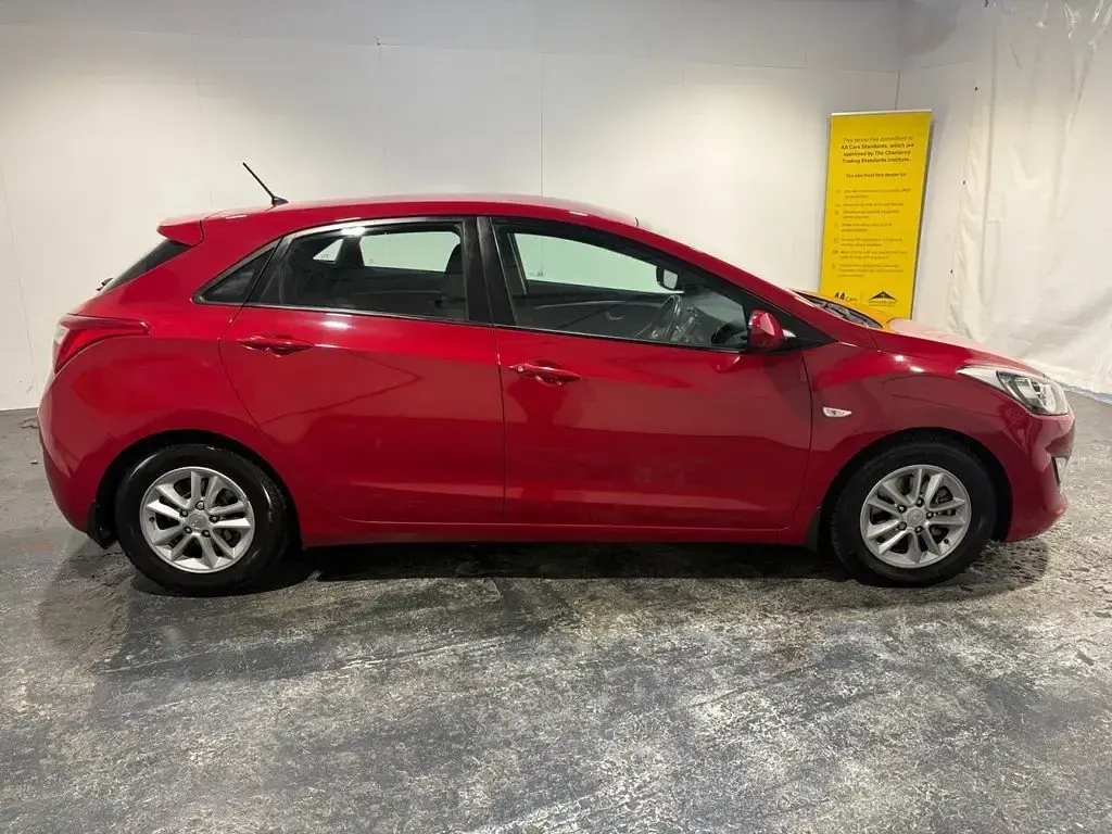 Used Hyundai i30 Active 100 HP (73 kW) 2013 Red Hatchback