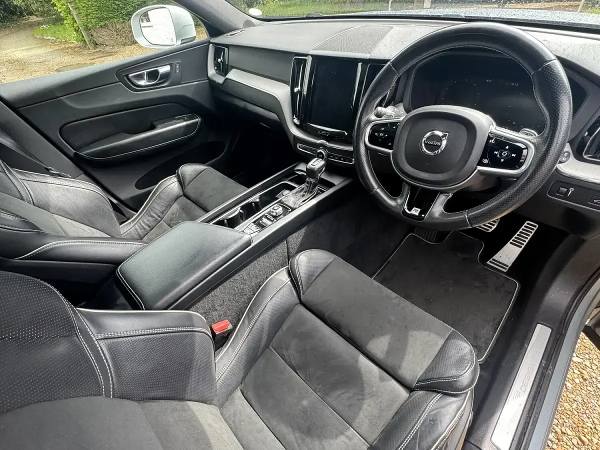 Used Volvo XC60 R-Design 190 HP (139 kW) 2018 Silver SUV