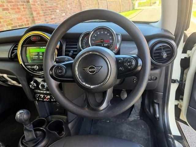 Usado Mini Cooper Classic 136 HP (100 kW) 2019 Branco Citadino