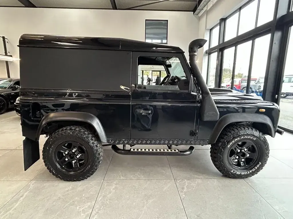 Used Land Rover Defender 122 HP (89 kW) 2012 Black SUV