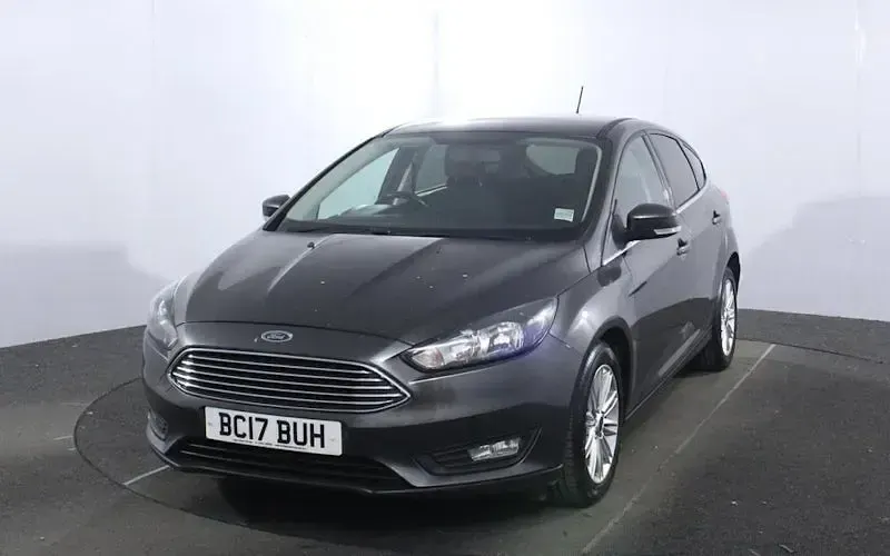 Usado Ford Focus Zetec 125 CV (91 kW) 2017 Gris Utilitario