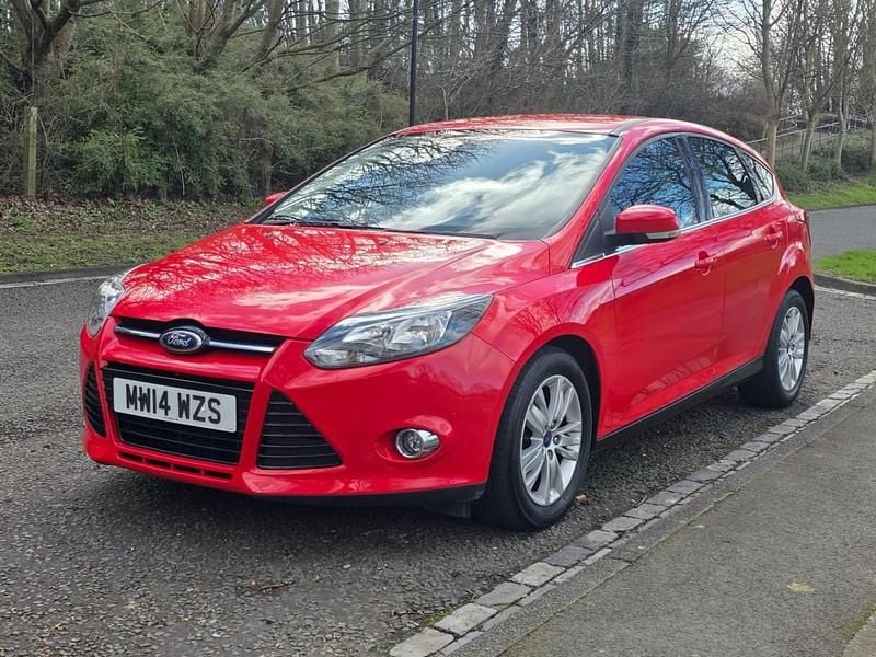 Used Ford Focus Titanium 125 HP (91 kW) 2014 Red Hatchback