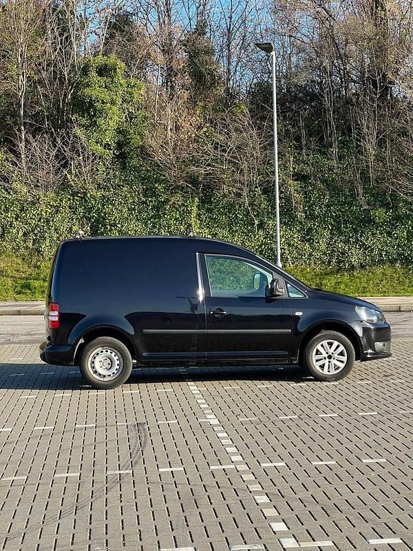 Usado VW Caddy Highline 102 HP (75 kW) 2017 Preto Monovolume
