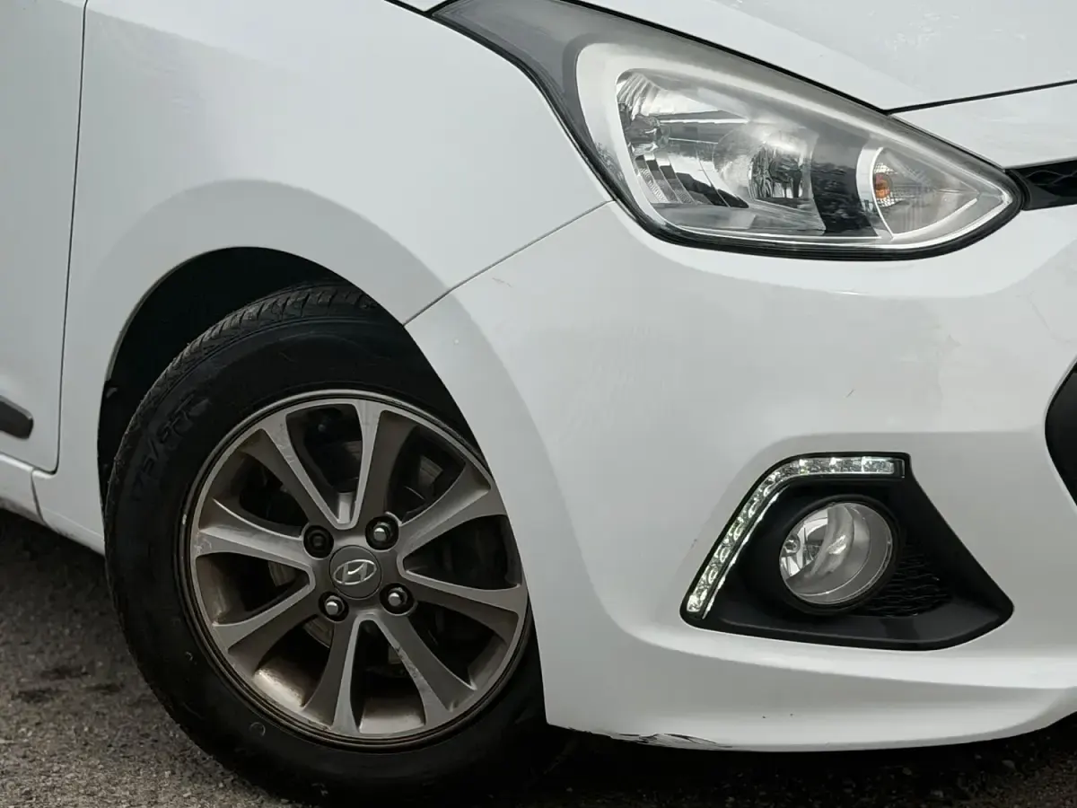 Used Hyundai i10 Premium 87 HP (63 kW) 2015 White Hatchback