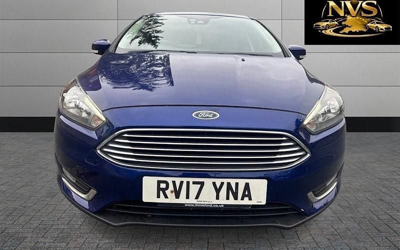 Second-hand Ford Focus Zetec 120 CP (88 kW) 2017 Negru Hatchback