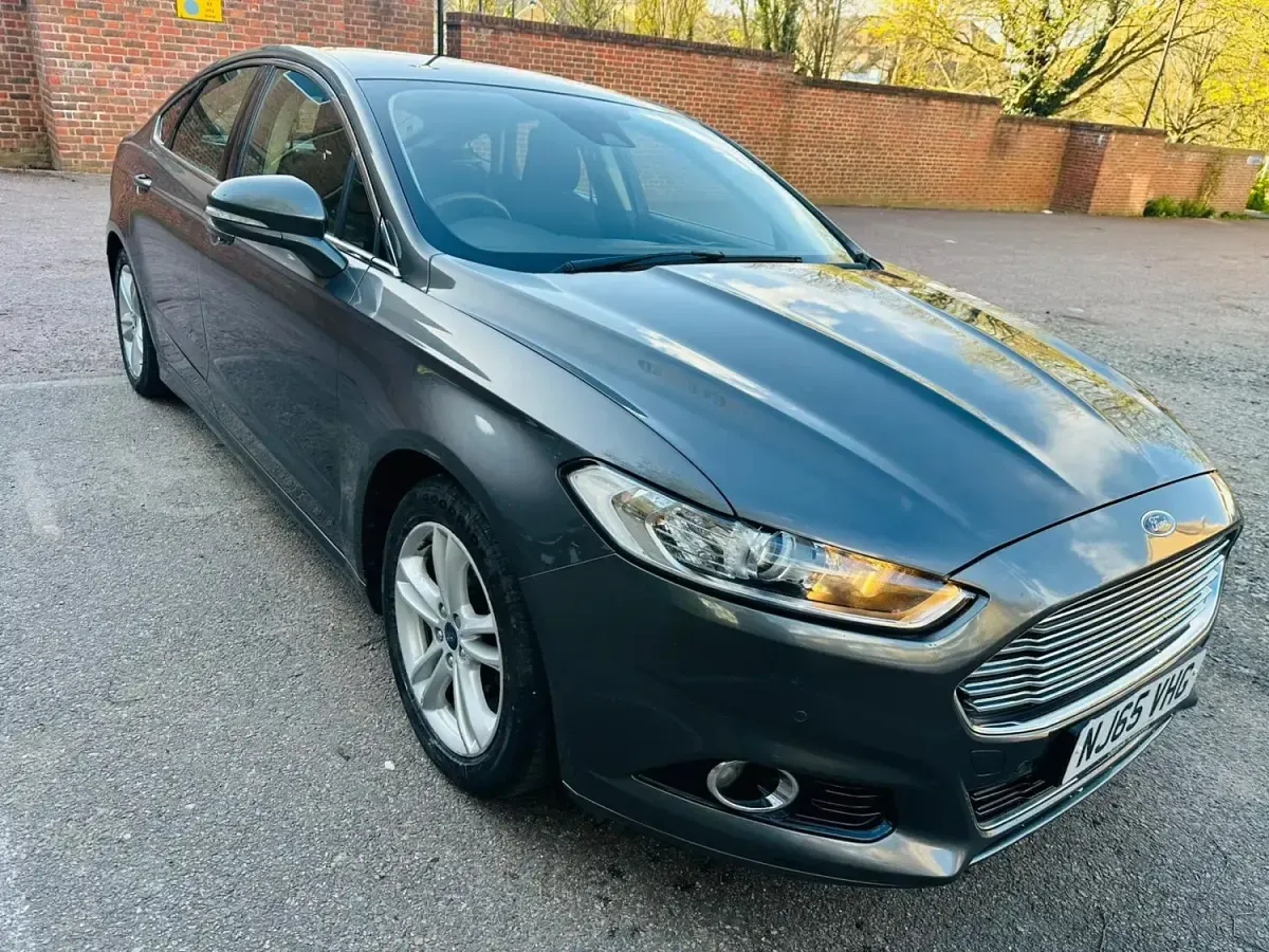Usado Ford Mondeo Titanium 180 HP (132 kW) 2015 Cinzento Citadino