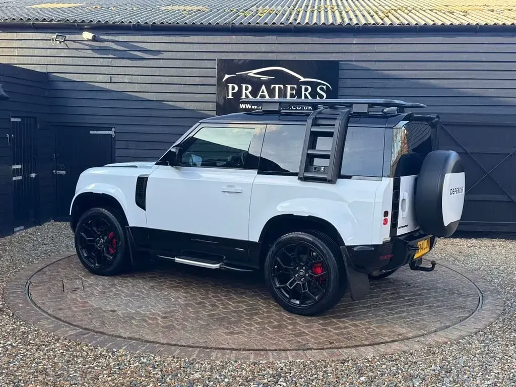 Used Land Rover Defender HSE Dynamic 250 HP (183 kW) 2024 White SUV