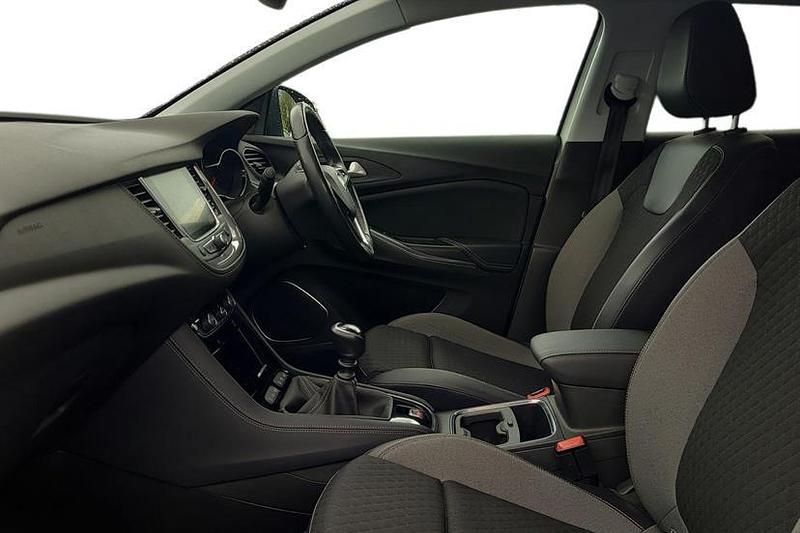 Used Vauxhall Grandland X Sport 130 HP (95 kW) 2019 White jade SUV