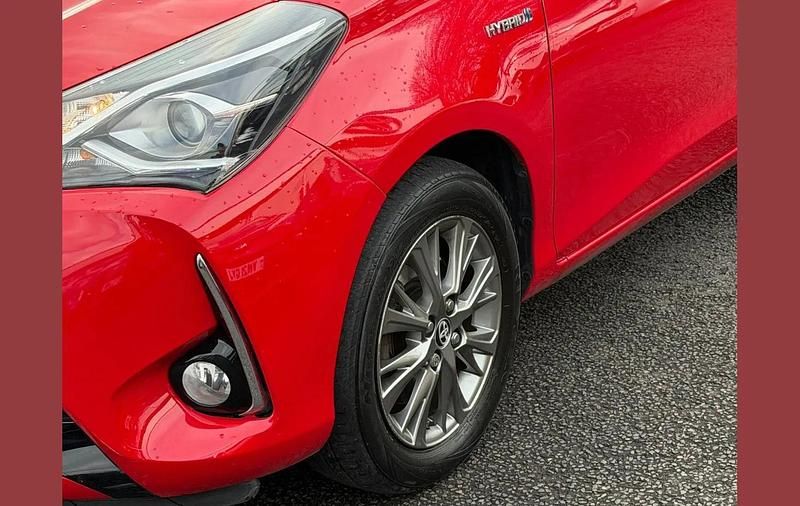 Used Toyota Yaris Hybrid 99 HP (72 kW) 2019 Red Hatchback