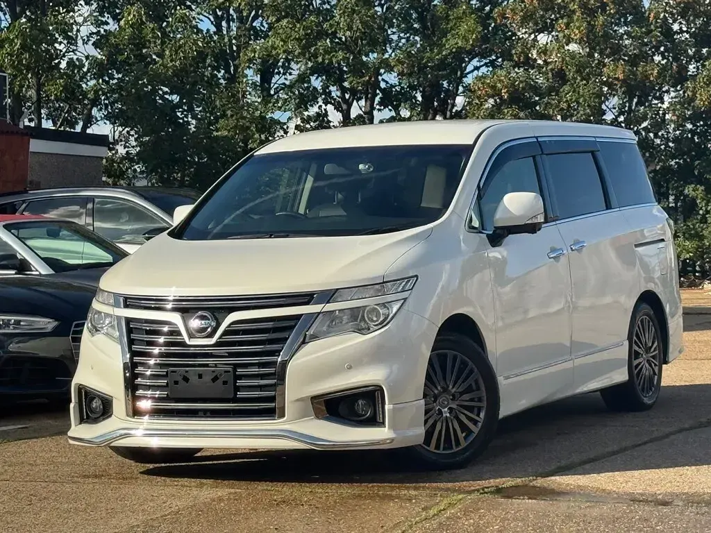 Used Nissan Elgrand 2017 White MPV