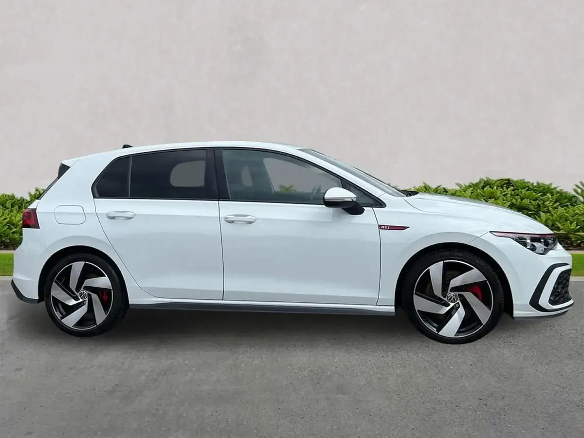 Begagnad VW Golf VIII GTI 245 HK (180 kW) 2022 Vit Halvkombi