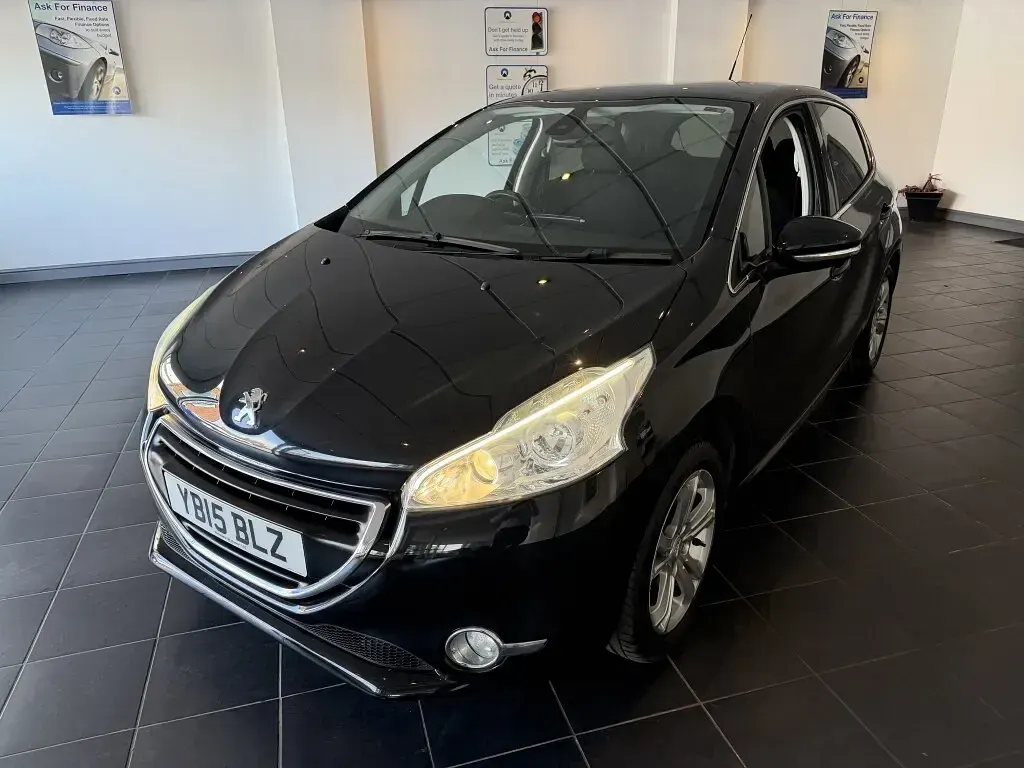 Used Peugeot 208 Allure 82 HP (60 kW) 2015 Black Hatchback