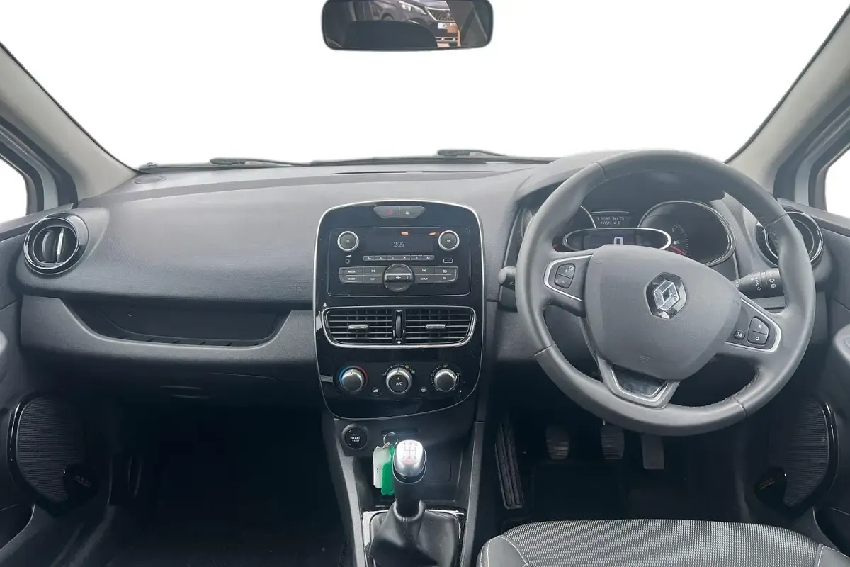 Used Renault Clio Play 76 HP (55 kW) 2019 White Hatchback