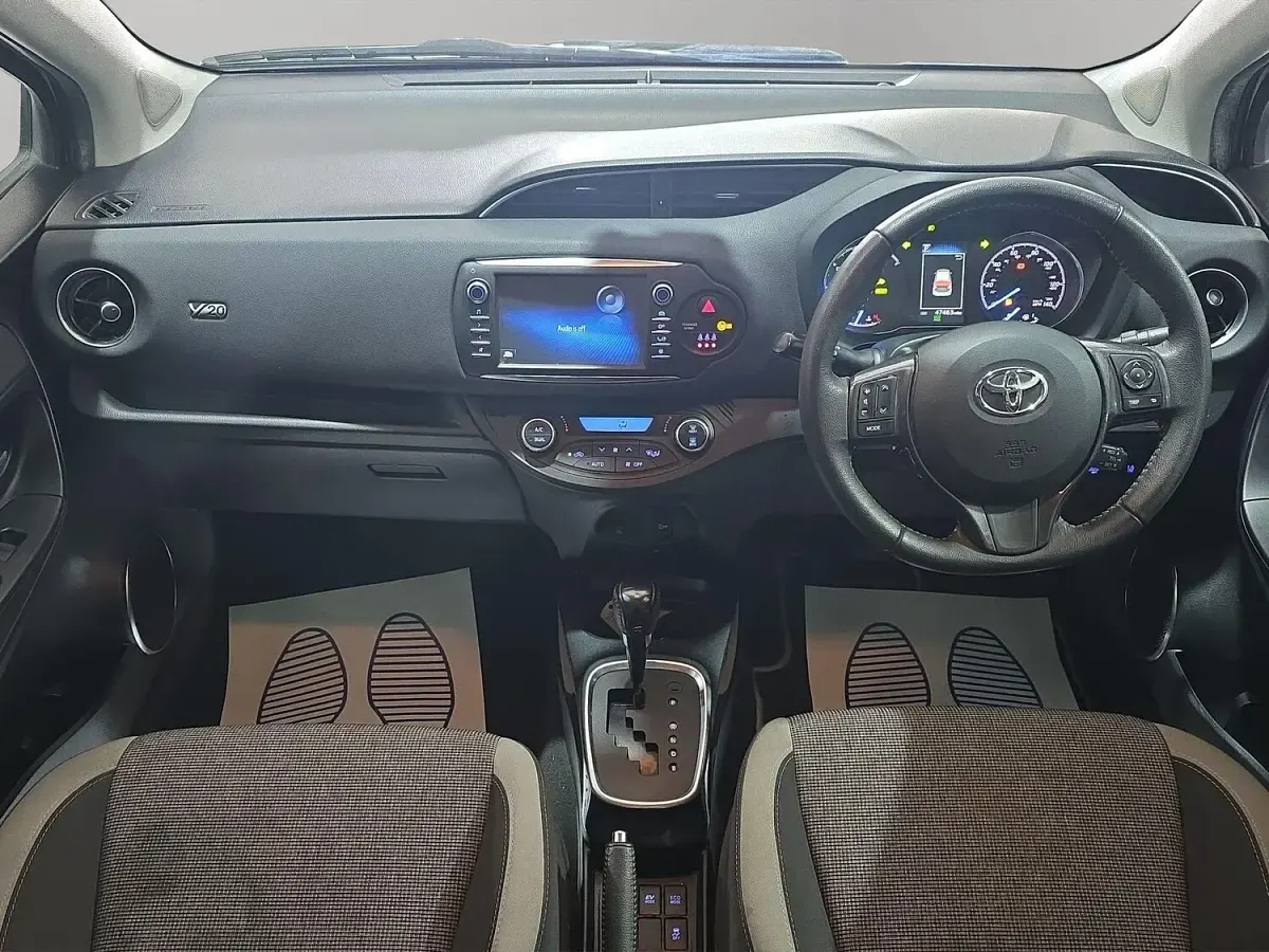 Used Toyota Yaris Hybrid 100 HP (73 kW) 2019 Silver Hatchback