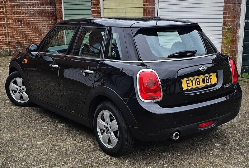 Begagnad Mini Cooper Hatch 136 HK (100 kW) 2018 Svart Halvkombi