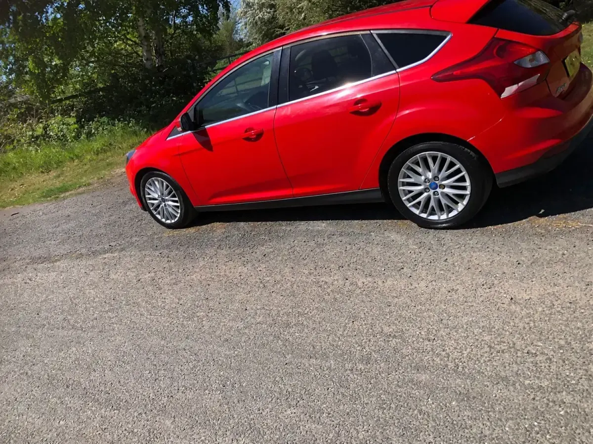 Usado Ford Focus Zetec 115 HP (84 kW) 2013 Vermelho Citadino