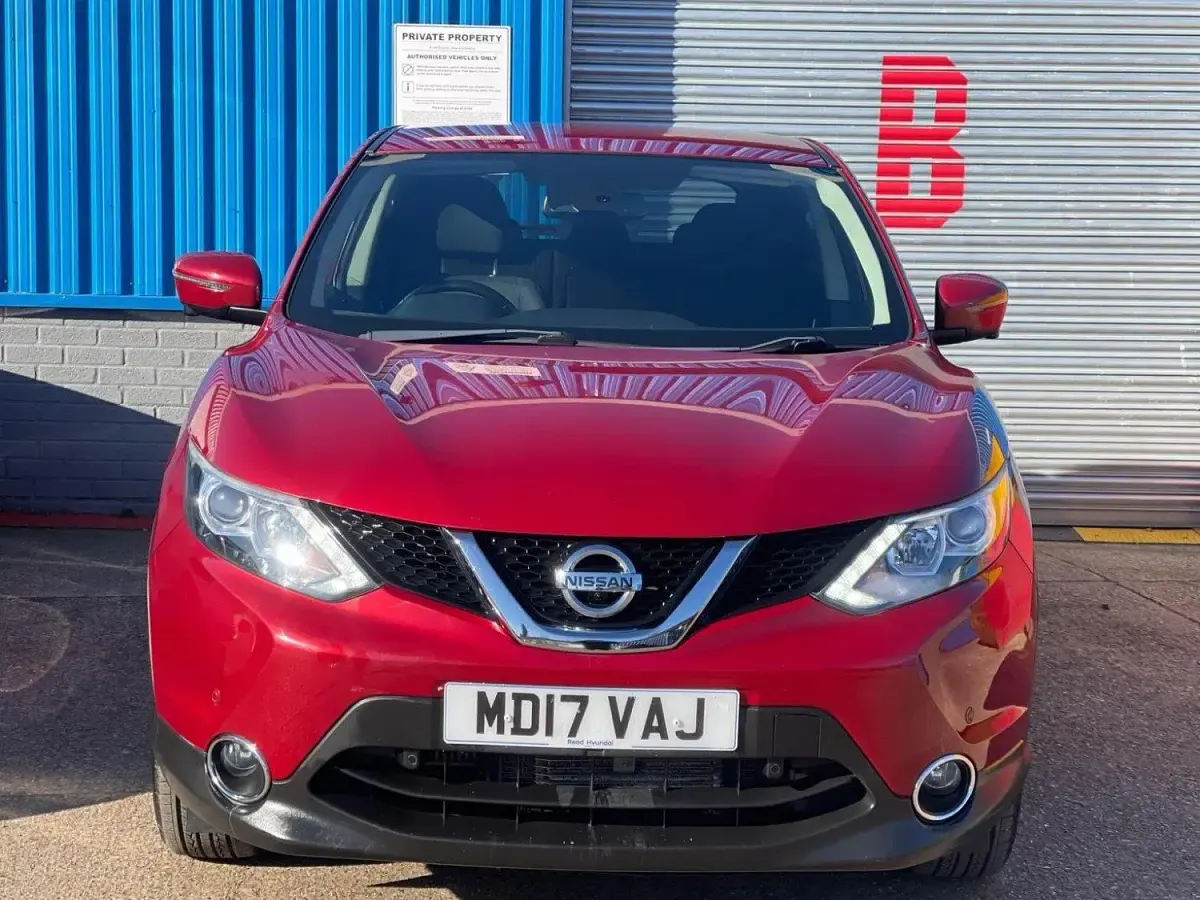 Used Nissan Qashqai N-Connecta 115 HP (84 kW) 2017 Red SUV