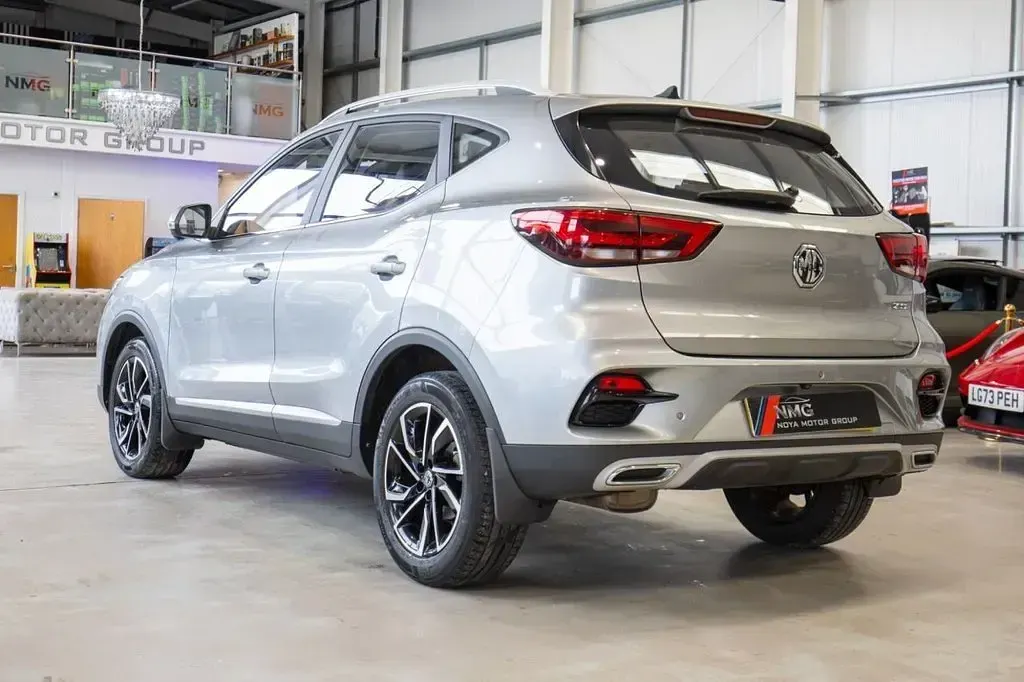 Usado MG ZS Exclusive 106 CV (77 kW) 2021 Plateado SUV