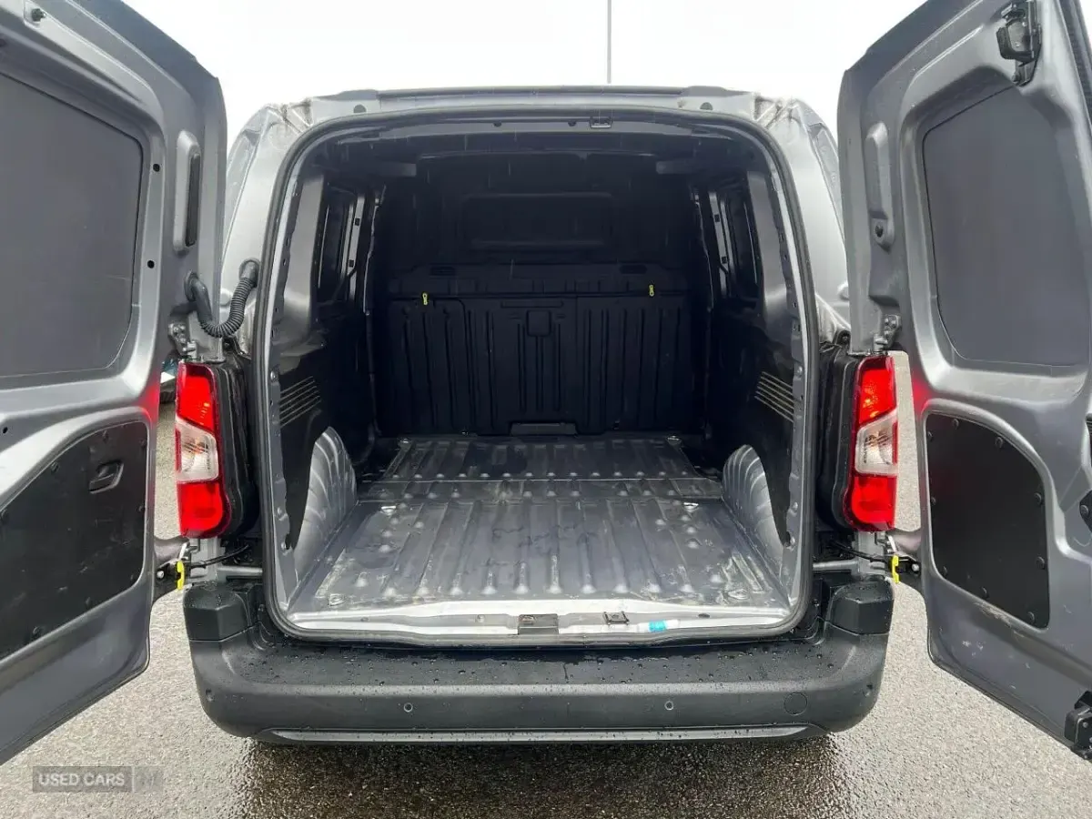 Used Citroën Berlingo 100 HP (73 kW) 2023 Grey MPV