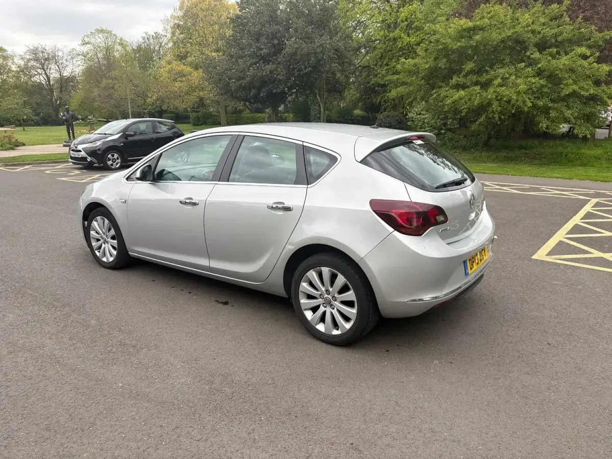 Second-hand Vauxhall Astra 2013 Argintiu Hatchback