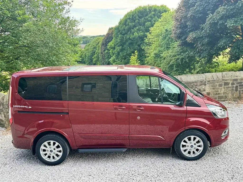 Used Ford Tourneo Titanium 130 HP (95 kW) 2020 Red MPV