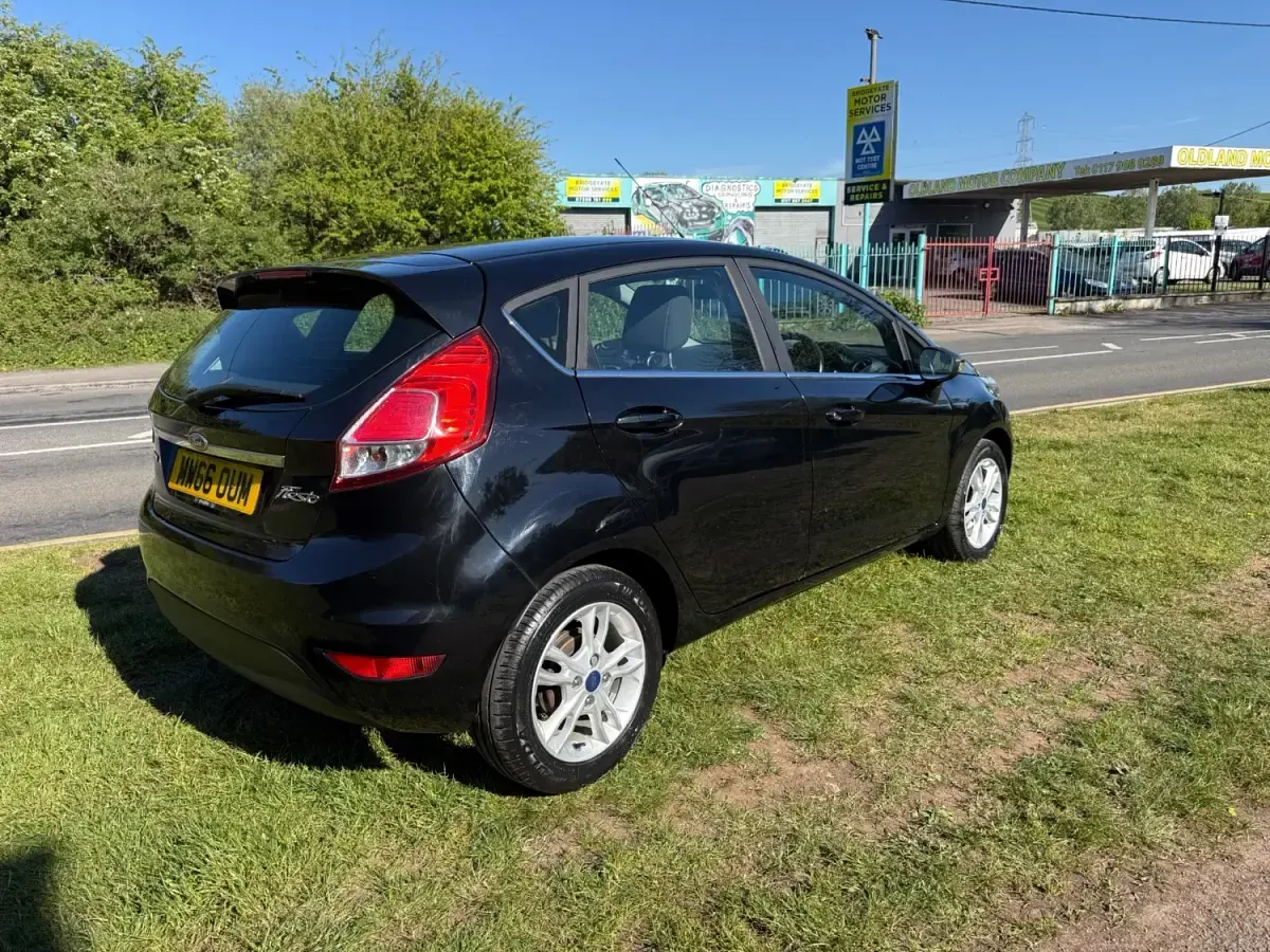 Usado Ford Fiesta Zetec 82 HP (60 kW) 2016 Preto Citadino