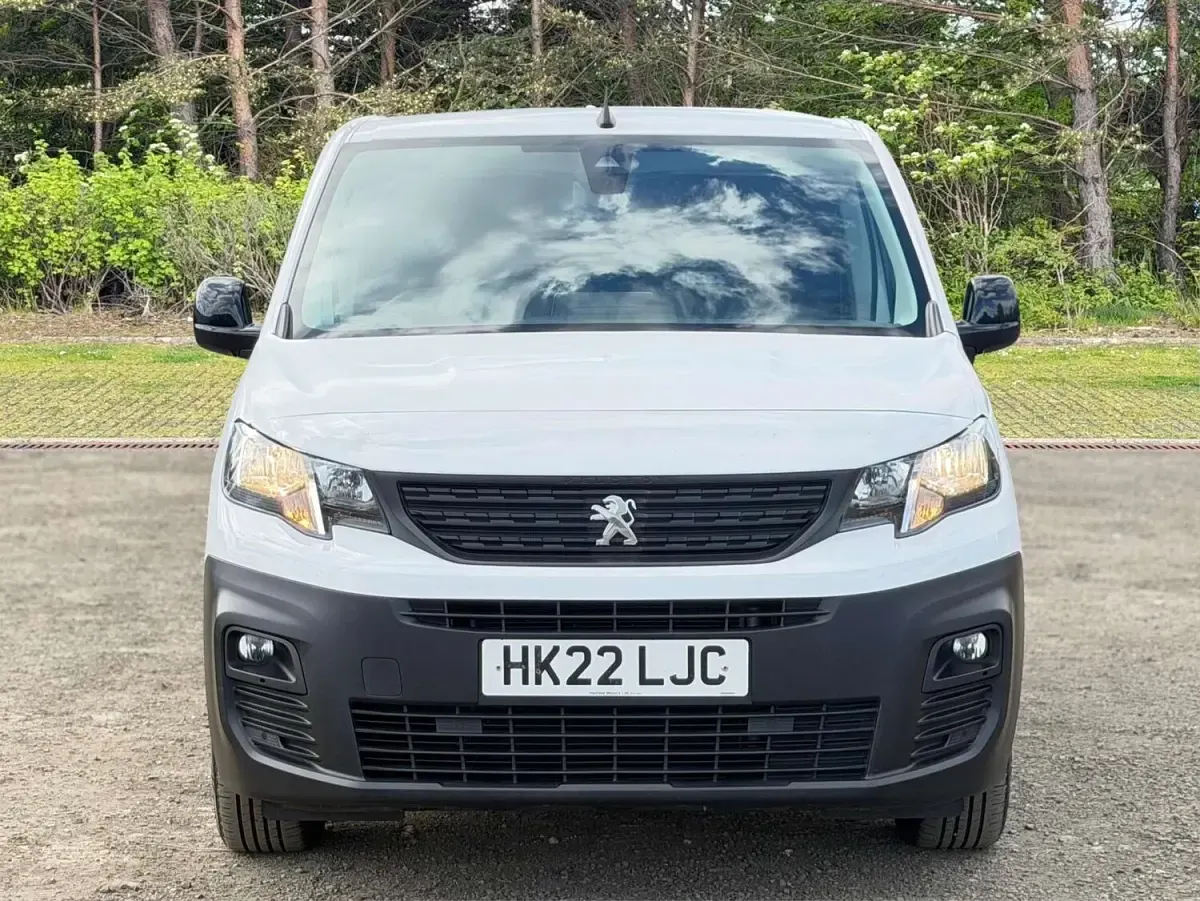 Used Peugeot Partner Premium 131 HP (96 kW) 2022 White MPV