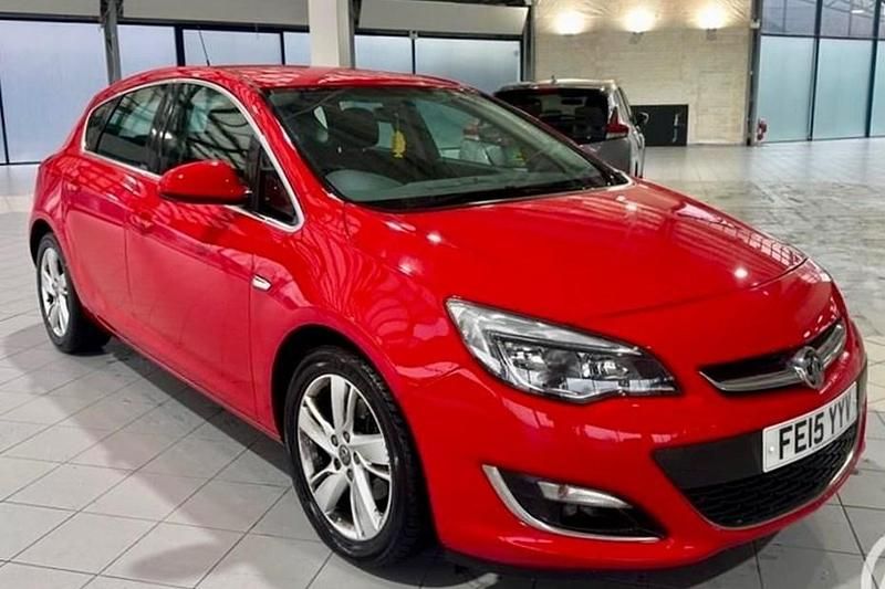 Used Vauxhall Astra SRi 165 HP (121 kW) 2015 Red Hatchback
