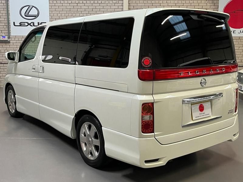 Used Nissan Elgrand 2009 White MPV