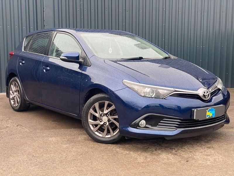 Used Toyota Auris 116 HP (85 kW) 2015 Blue Hatchback
