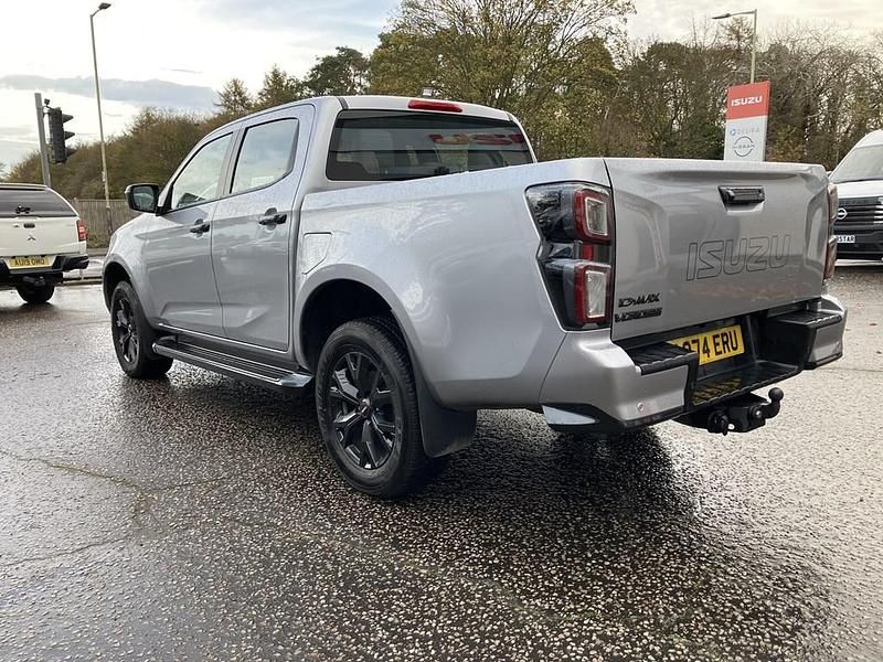 Used Isuzu D-Max 163 HP (119 kW) 2024 568 mercury silver Pickup