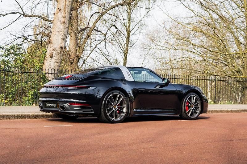 Begagnad Porsche 992 2024 Svart Sportkupé