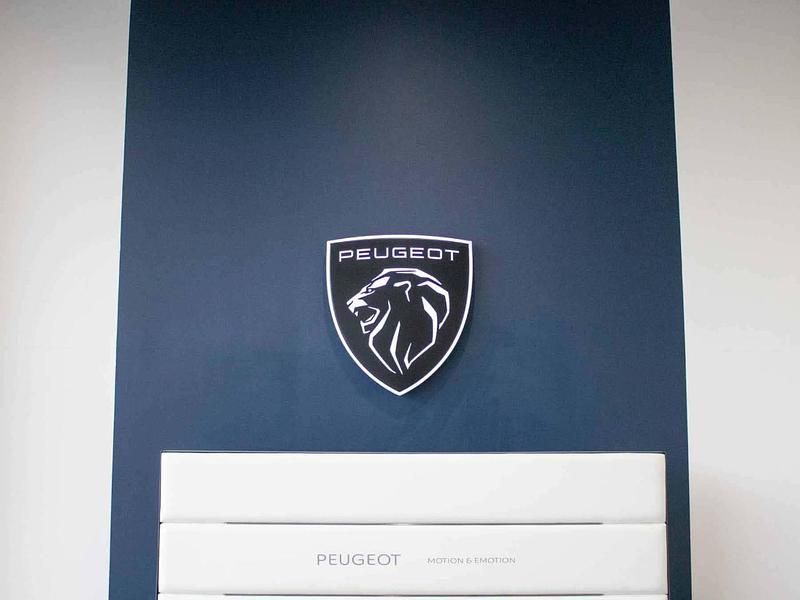 White Used 2019 Peugeot 2008 Allure Premium SUV | £10,893 (Fair price) - Image 1/4