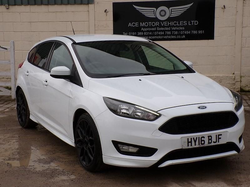 Used Ford Focus Zetec 120 HP (88 kW) 2016 White Hatchback
