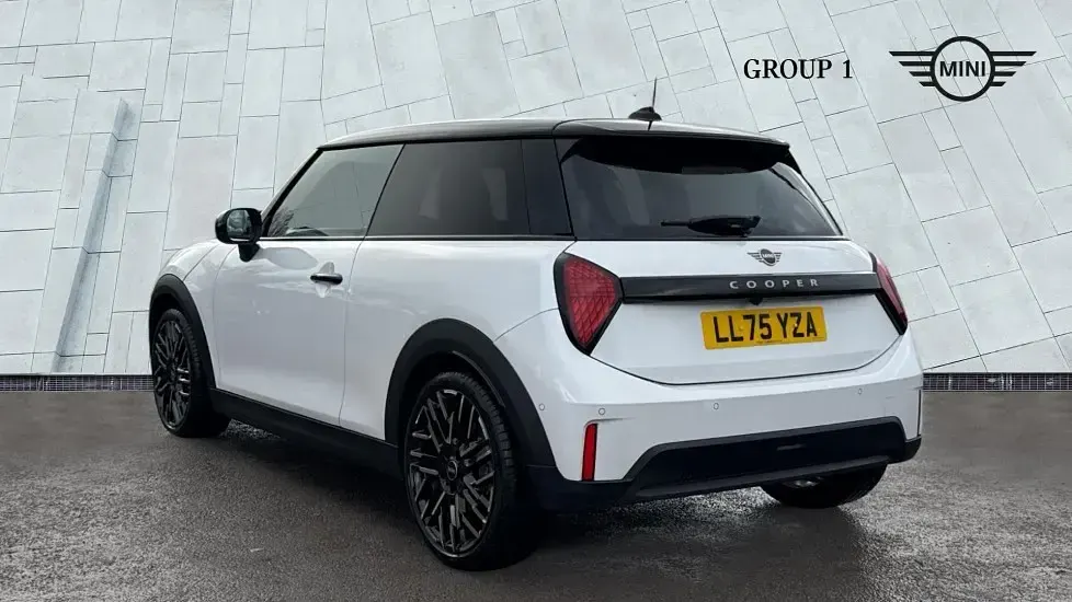 Begagnad Mini Cooper Exclusive 114 kW (156 HK) 2026 Vit Halvkombi