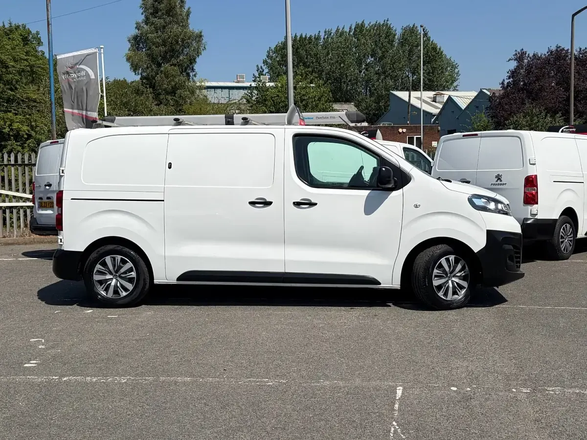 Used Vauxhall Vivaro 100 HP (73 kW) 2021 White MPV
