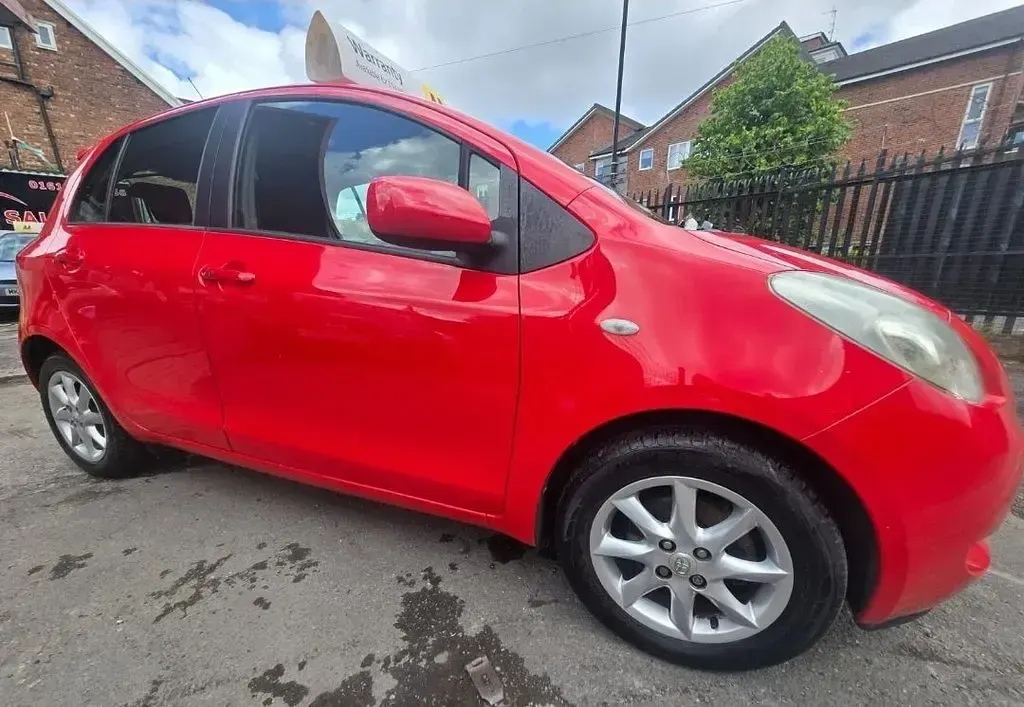 Used Toyota Yaris SR 85 HP (62 kW) 2007 Red Hatchback