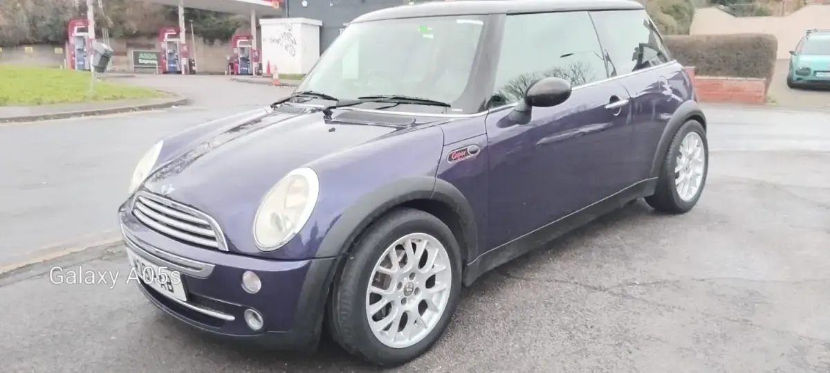 Usado Mini Cooper Hatch 116 CV (85 kW) 2005 Púrpura Utilitario