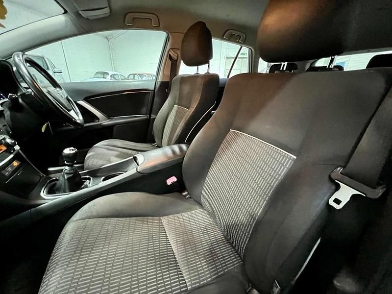 Used Toyota Avensis T2 124 HP (91 kW) 2012 Silver Estate