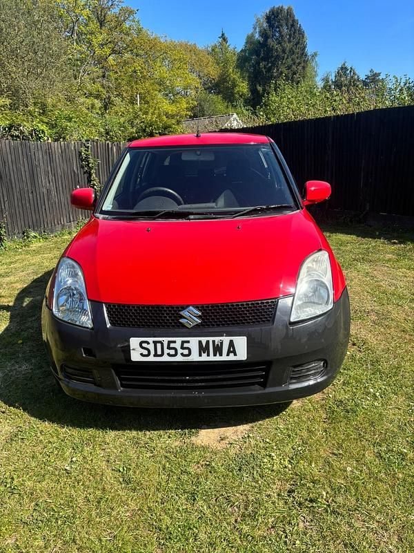 Begagnad Suzuki Swift GL 92 HK (67 kW) 2005 Röd Halvkombi