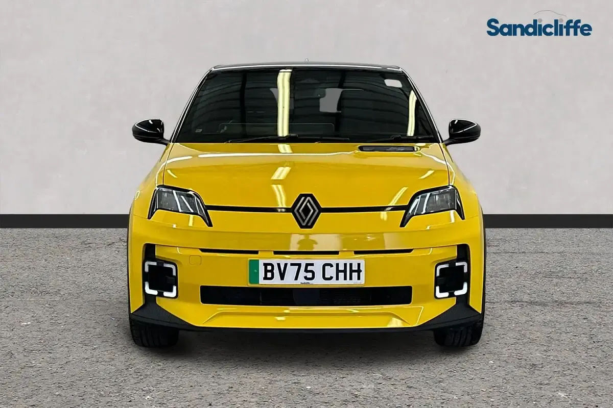Used Renault R5 Komfort 110 kW (150 HP) 2025 Yellow/black Hatchback