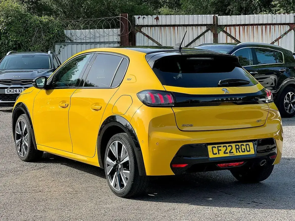 Used Peugeot 208 GT 99 HP (72 kW) 2022 Yellow Hatchback