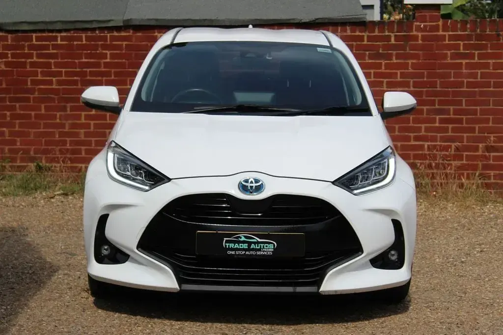 Used Toyota Yaris Design 116 HP (85 kW) 2020 White Hatchback