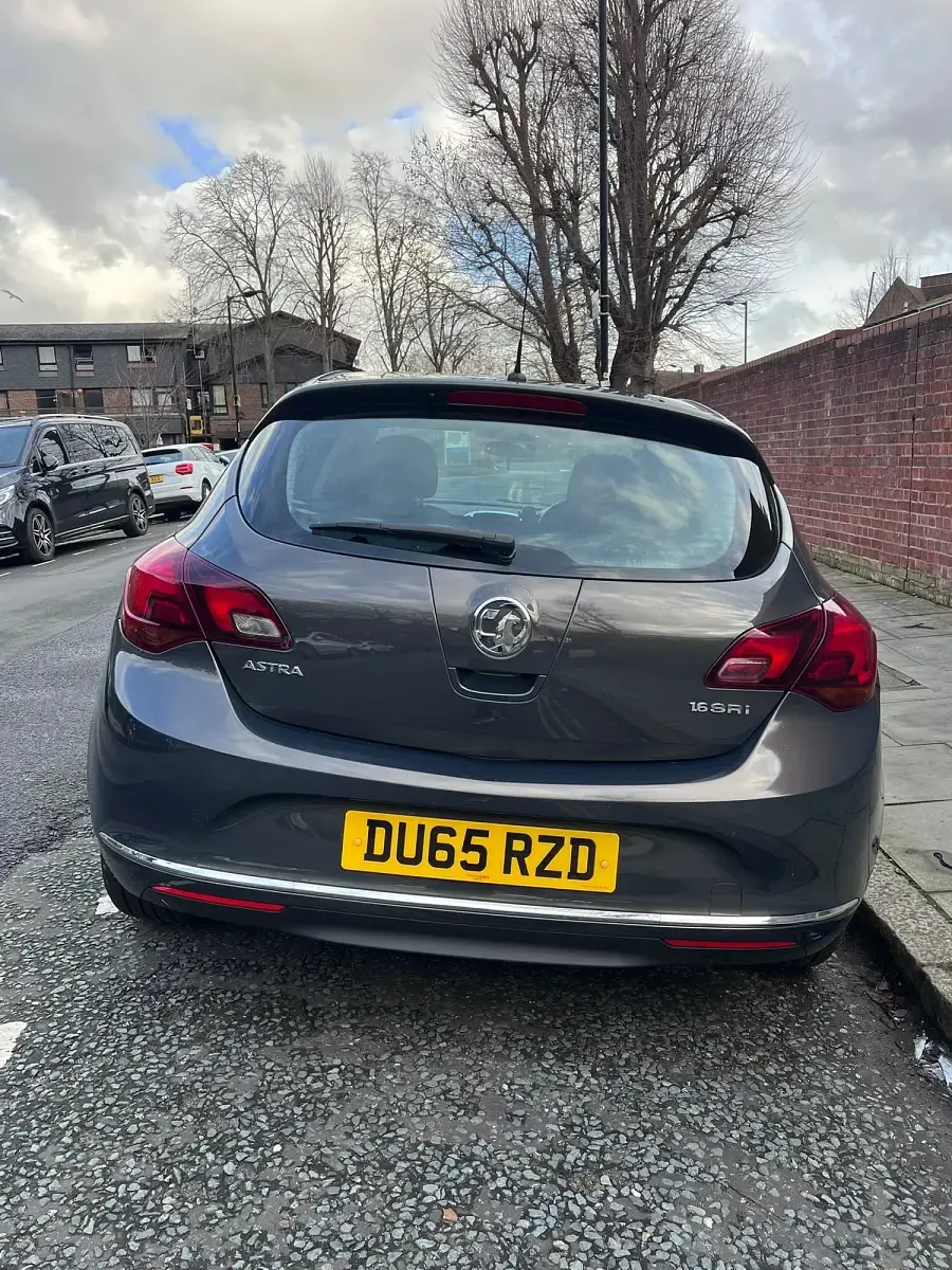 Käytetty Vauxhall Astra SRi 115 HP (84 kW) 2015 Harmaa Viistoperä