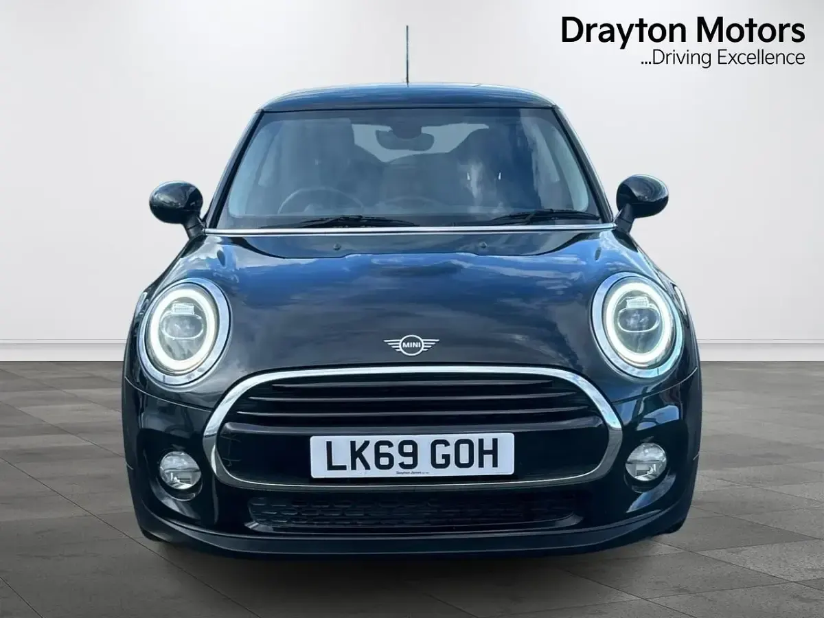 Usado Mini Cooper Classic 136 CV (100 kW) 2019 Negro Utilitario